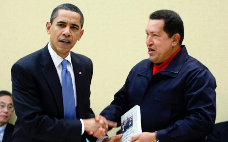 Chávez le regala a Obama el libro "Las venas abierta de América Latina" de Eduardo Galeano.