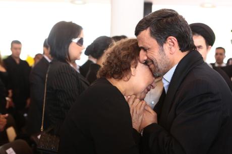 El presidente de Irán abraza a la madre de Hugo Chávez.