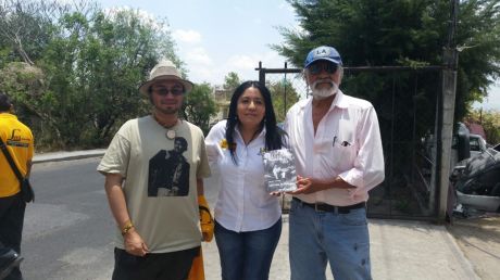 Lea Bustamante y Armando Lenin Salgado, autor de la foto más famosa del guerrillero y profesor Genaro Vázquez. En la playera se muestra. Pilcaya, Guerrero, mayo 2015.