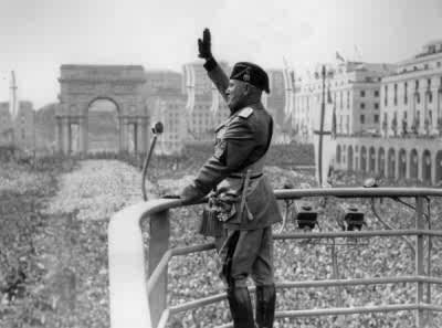 Saludo NAZI de Benito Mussolini, dictador de Italia. 