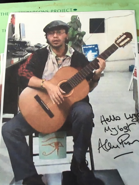Autógrafo de Alan Parsons a Sergio Lugo, en la foto-video, donde toca su canción, y en la parte de abajo aparece la portada de "Eye in the sky". 