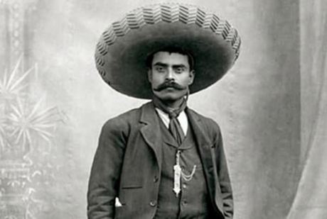 Emiliano Zapata se levantó en armas contra le régimen de Porfirio Díaz, porque sus caciques le quitaron las tierras a los campesinos. 