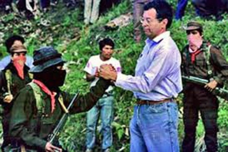 Camacho Solís con los zapatistas de Chiapas. Foto de Internet.