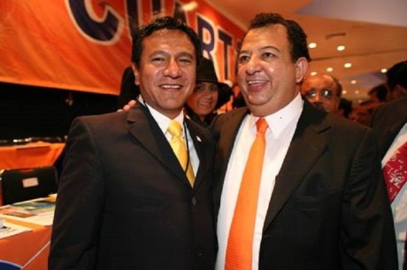Lázaro Mázon quien llevó a la política a Abarca en Iguala, son amigos desde hace años, aquí con Walton. 